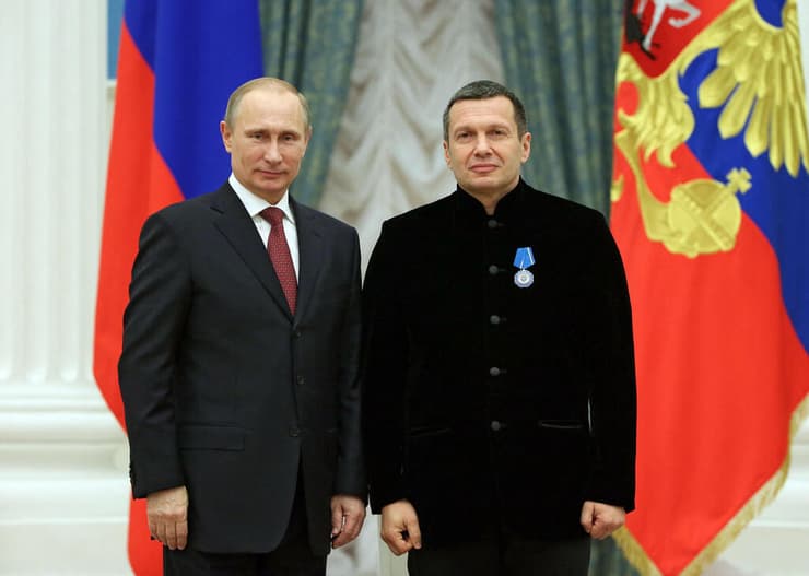 ולדימיר פוטין עם ה עיתונאי ולדימיר סולוביוב טקס ב קרמלין מוסקבה רוסיה 2013 