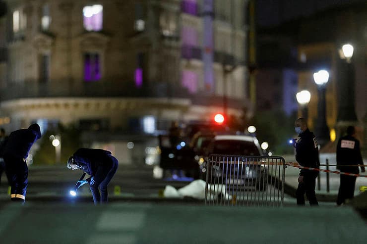 צרפת פריז מהומות הפגנות אחרי ניצחון עמנואל מקרון ב בחירות ל נשיאות שני הרוגים מירי שוטרים על מכונית