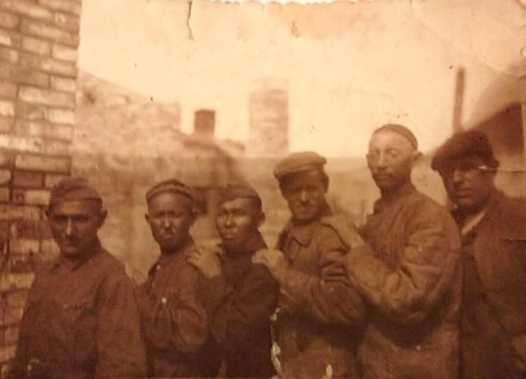 קבוצת הגנה אזרחית שפעלה באזור סרטנקה ב-1942-1941. הראשון משמאל הוא חיים שרמן, דודו של רוברט זינגר (בעלה של אסתר, אחות אמו)