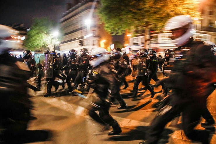 צרפת פריז גז מדמיע כיכר הרפובליקה נגד מפגינים ניצחון עמנואל מקרון ב בחירות ל נשיאות