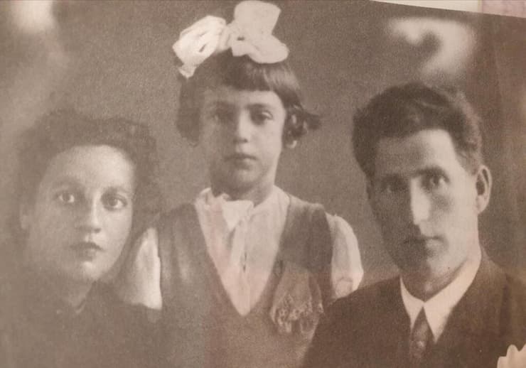 אמו של ולדימיר קריצמן, שושנה (במרכז), ולידה הוריה יצחק ומלכה ב-1946