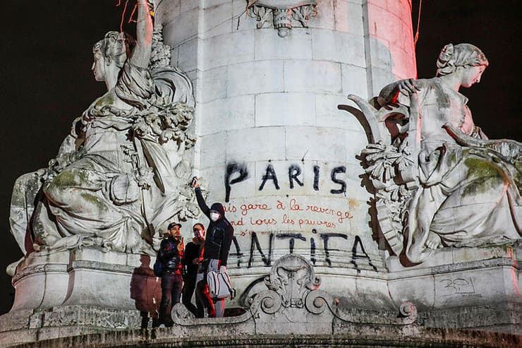 צרפת פריז גז מדמיע כיכר הרפובליקה נגד מפגינים ניצחון עמנואל מקרון ב בחירות ל נשיאות