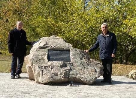 ולדימיר קריצמן (משמאל) ליד אנדרטת הזיכרון בסרטנקה