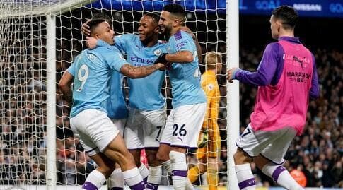 שחקני מנצ'סטר סיטי חוגגים עם גבריאל ז'זוס