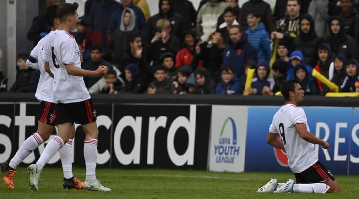 שחקני הנוער של בנפיקה חוגגים