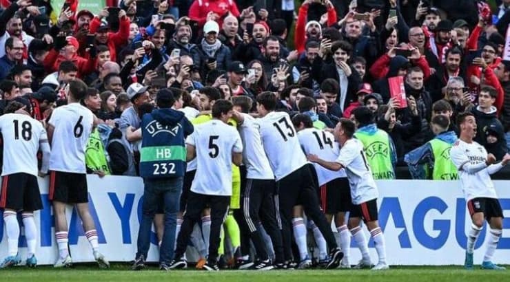 שחקני הנוער של בנפיקה חוגגים עם הקהל