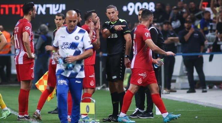 שי אליאס יורד מכר הדשא