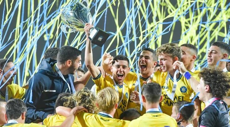 שחקני מכבי ת"א מניפים את גביע המדינה (חגי מיכאלי) שחקני מכבי ת"א מניפים את גביע המדינה