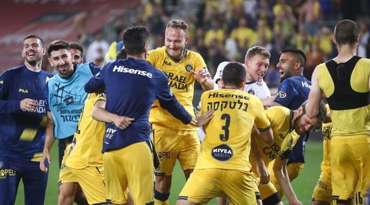 שחקני מכבי ת"א חוגגים (רדאד ג'בארה) שחקני מכבי ת"א חוגגים