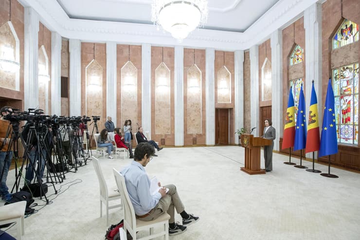 נשיאת מולדובה מאיה סנדו במסיבת עיתונאים בארמון הנשיאות בבירה קישינב