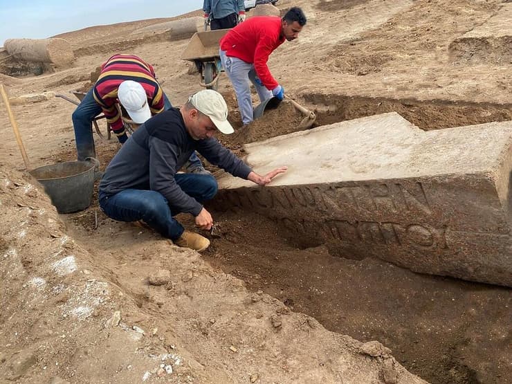 ארכיאולוגים עובדים באתר תל אל-פראמא שבחצי האי סיני, בו אותרו שרידי מקדש זאוס-קסיוס