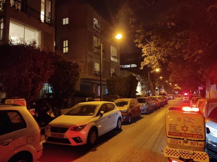 אישה נפלה מבניין בתל אביב