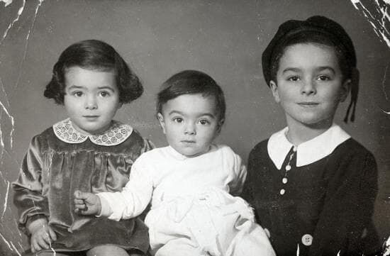 אנטוניה-יונה (במרכז) כתינוקת, לצד אחיה יחיאל ואחותה צציליה-ציפורה. משפחת גלנדאור, 1939