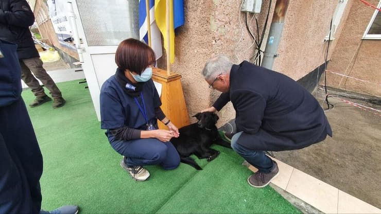הכלב מאיר עם אליזבת ועם שגריר ישראל באוקראינה מיכאל ברודצקי