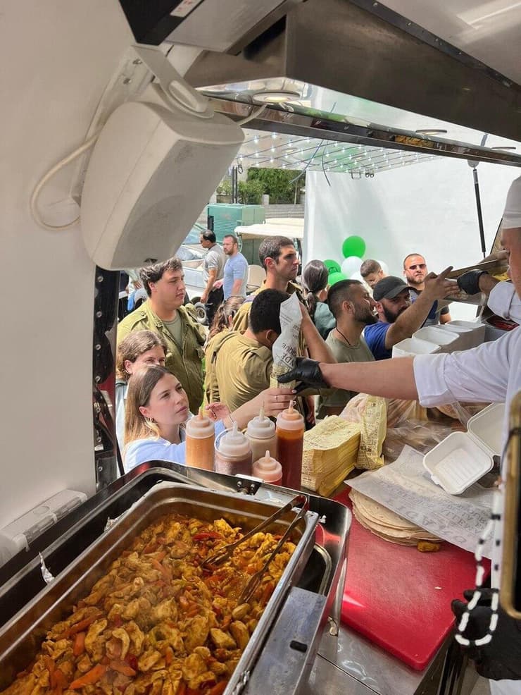 משאיות אוכל במחנה הקריה בתל אביב
