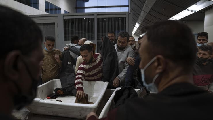 פועלים פלסטינים חוצים מרצועת עזה לישראל במעבר ארז