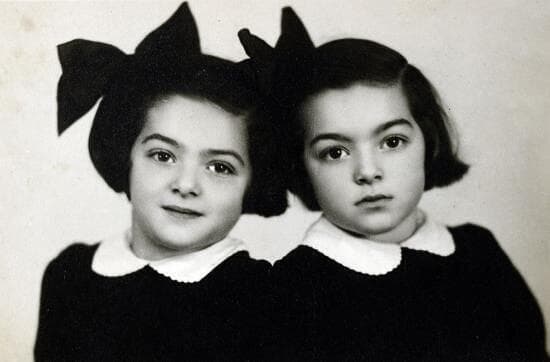 יונה (מימין) כילדה, לצד אחותה ציפי