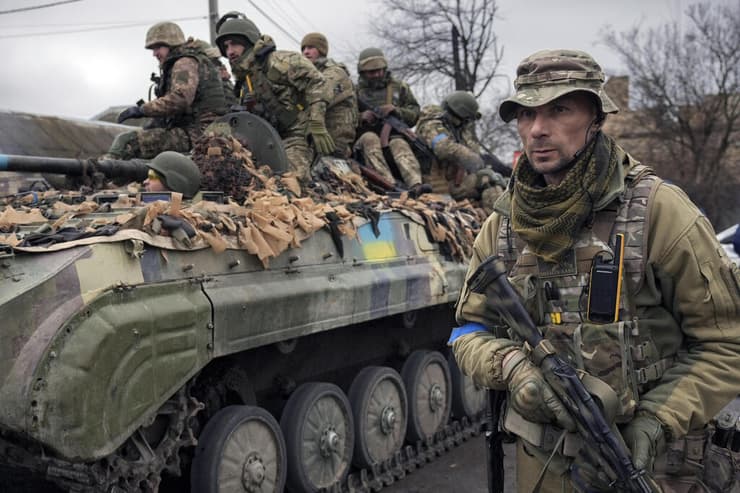 חיילים של צבא אוקראינה בפרברי קייב