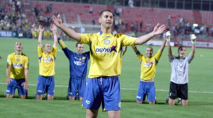 אבי נמני מודה לקהל במשחקו האחרון (אור שפונדר) אבי נמני מודה לקהל במשחקו האחרון