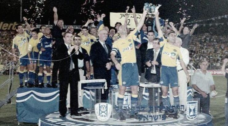 אבי נמני וטל בנין מניפים את גביע המדינה (דוד דואק, באדיבות מכבי תל אביב) אבי נמני וטל בנין מניפים את גביע המדינה