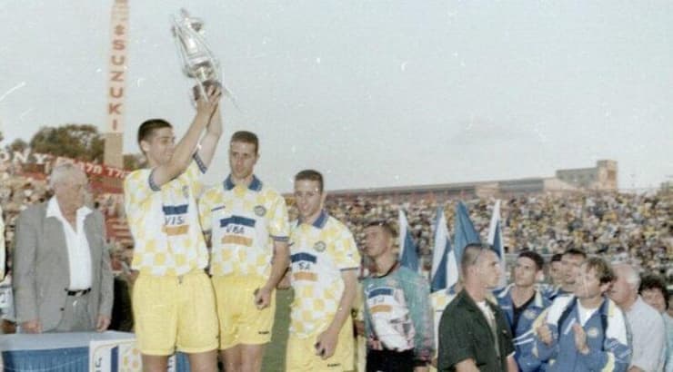 אבי נמני מניף את גביע המדינה (דוד דואק, באדיבות מכבי תל אביב) אבי נמני מניף את גביע המדינה