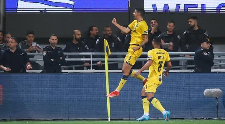 סטיפה פריצה חוגג