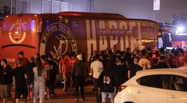 אוהדי הפועל תל אביב מתנפלים על אוטובוס השחקנים (רדאד ג'בארה) אוהדי הפועל תל אביב מתנפלים על אוטובוס השחקנים