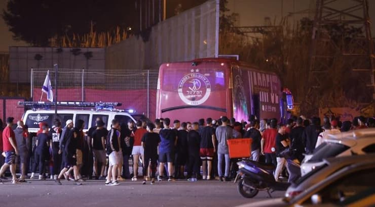 אוהדי הפועל תל אביב מתנפלים על אוטובוס השחקנים (רדאד ג'בארה) אוהדי הפועל תל אביב מתנפלים על אוטובוס השחקנים