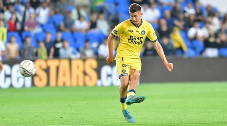 בר לין בועט