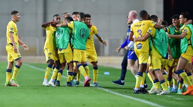 שחקני מכבי תל אביב חוגגים