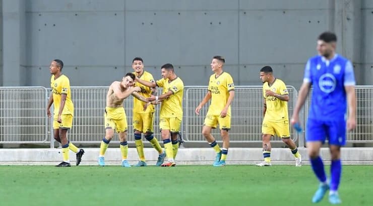 שחקני מכבי תל אביב חוגגים עם אוסקר גלוך