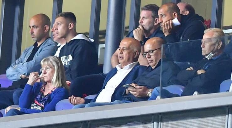 אבי לוזון וטל בן חיים ביציע