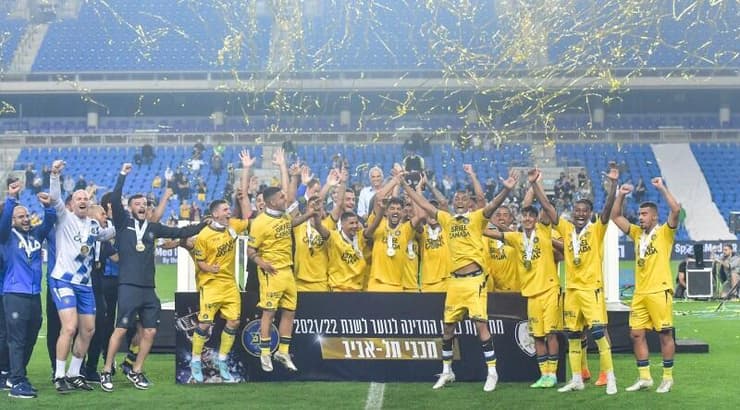 שחקני מכבי תל אביב מניפים את גביע המדינה לנוער
