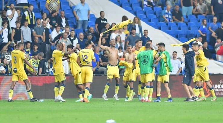 שחקני מכבי תל אביב חוגגים בסיום