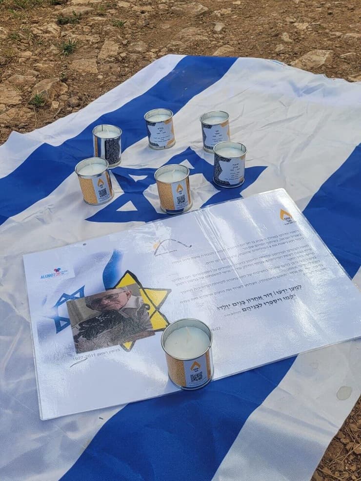 תלמידי אלומות מדליקים נרות זיכרון להנצחת נספי השואה בשביל ישראל