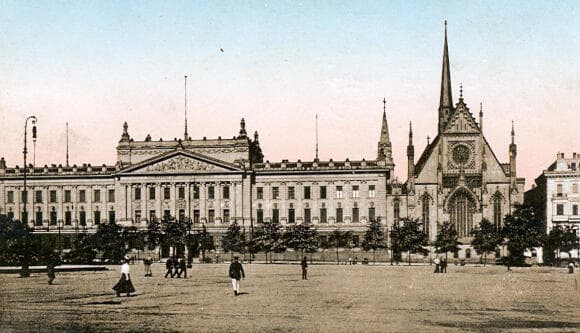 אנטישמיות גלויה. הבניין הראשי של אוניברסיטת לייפציג ב-1917, שנים אחדות אחרי שהאוסדורף עבר לבון