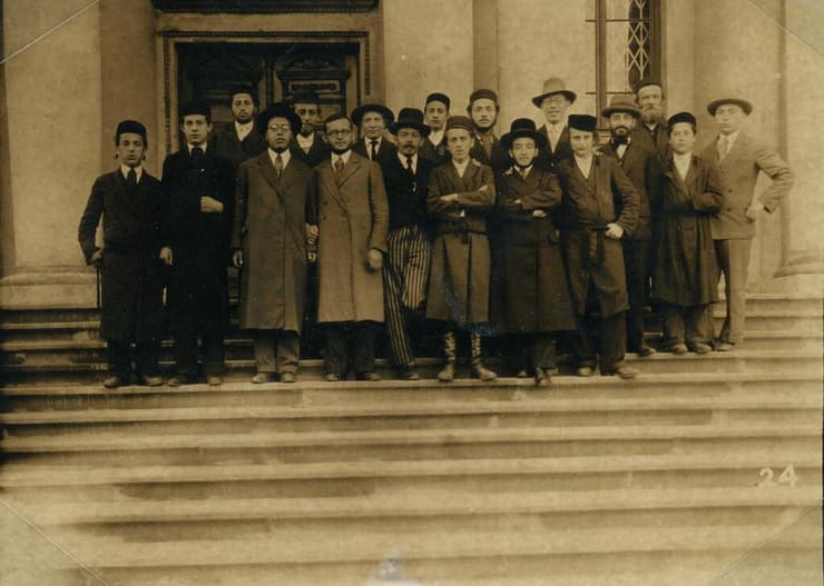 חנוכת הבית לישיבת חכמי לובלין בפולין, 1930. פראגר סיקר את האירוע כעיתונאי