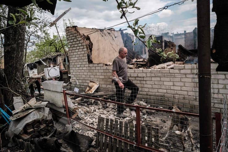 אש ונזק בעקבות הפגזה של צבא רוסיה בעיירה לימן במחוז דונייצק בחבל דונבאס אוקראינה מלחמה מול רוסיה