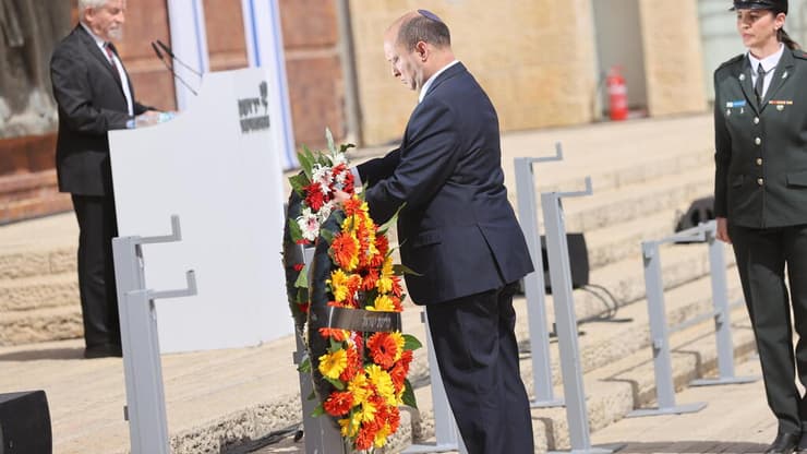 נפתלי בנט מניח זר ביד ושם (צילום: אלכס קולמויסקי) נפתלי בנט ביד ושם