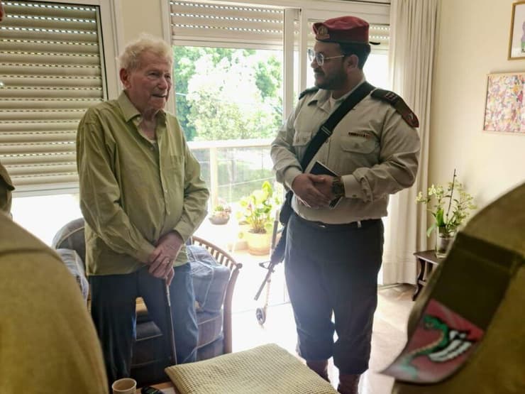 ביקור לוחמי גדוד חרדים צנחנים בבית מייסד הגדוד, אפרים חירם, שורד שואה בן 88