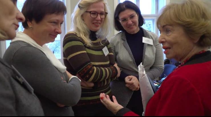 רברמן משוחחת עם מורים בווילנה בירת ליטא