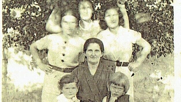 סבתא מרים, אחיותיה לאה וגולדה ושתי הנכדות