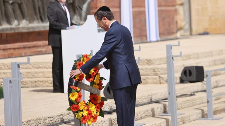 הרצוג מניח זר ביד ושם (צילום: אלכס קולמויסקי) יצחק הרצוג ביד ושם