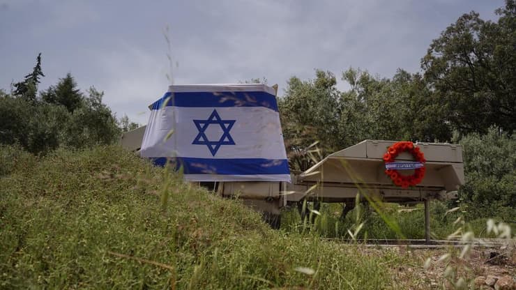 הצבת דגלי ישראל על המשוריינים בשער הגיא