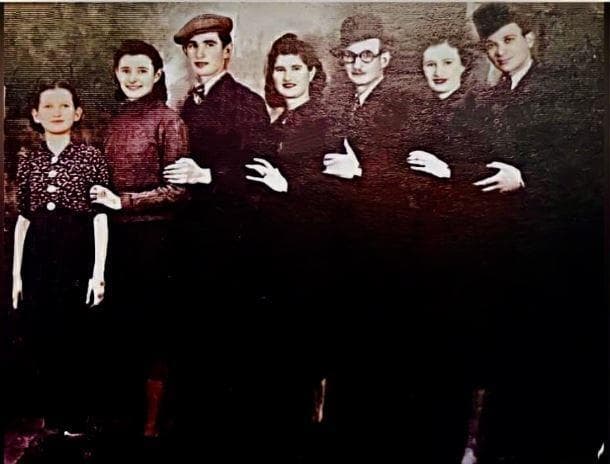 האחים לבית גליק, לפני השואה. משמאל לימין: ארז'בט (נרצחה באושוויץ), רוזי, אנדור, לילי, ארמן, שרה (נספתה באושוויץ עם בנה) ובעלה ארנו, שנישא לאחר המלחמה ללילי