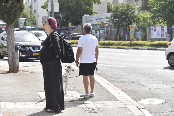  אנשים עומדים בצפירה בחיפה 