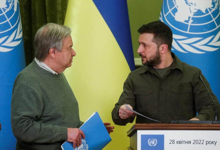 נשיא אוקראינה וולודימיר זלנסקי מסיבת עיתותנאים עם מזכ"ל ה או"ם אנטוניו גוטרש ב קייב
