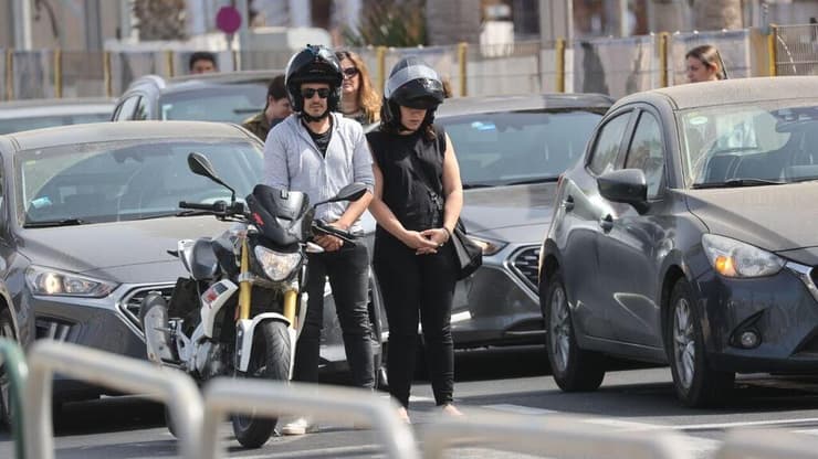 צילום: מוטי קמחי צפירה בחוף הים בתל אביב