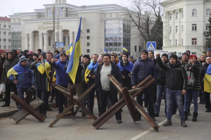 אוקראינה העיר חרסון מפגינים צועקים נגד חיילים רוסים 7 מרץ