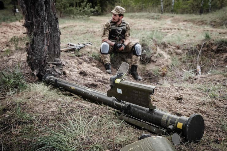 חייל אוקראיני לצד נשק טיל טילים נגד מטוסים בעיירה לימן במחוז דונייצק בחבל דונבאס אוקראינה מלחמה מול רוסיה